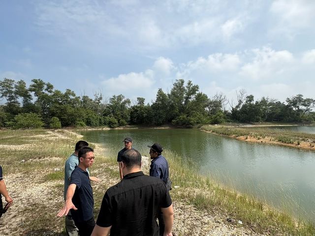 A site briefing at the water&rsquo;s edge